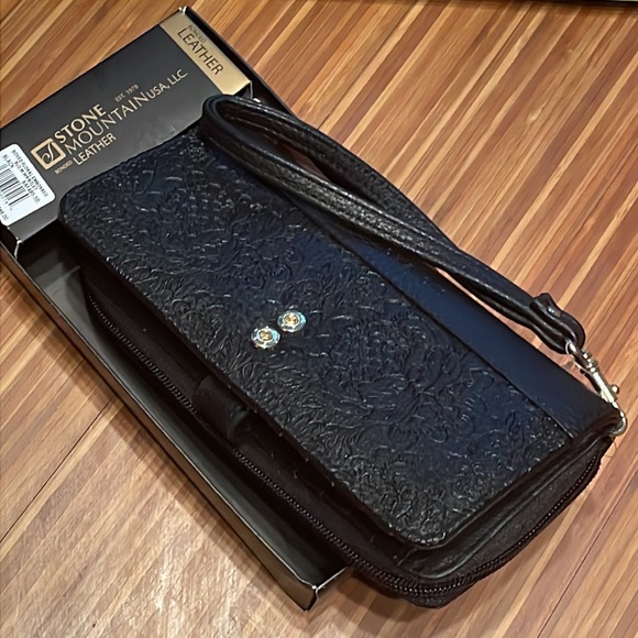 NWT leather wristlet - Picture 13 of 14